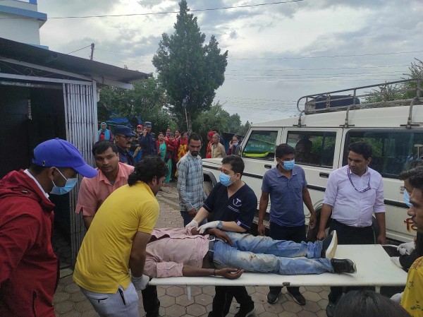 मेलौली बस दुर्घटना : ६ जनाको धनगढी र १४ जनाको डडेल्धुरामा उपचार हुँदै, २५ जना डिस्चार्ज 